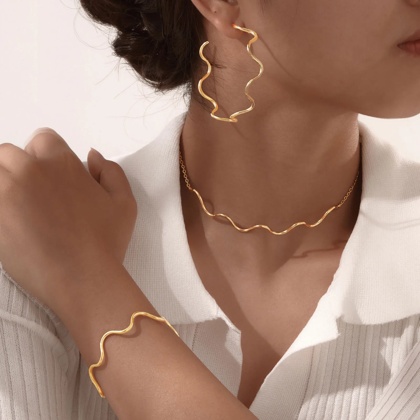 Wave rhythm choker necklace