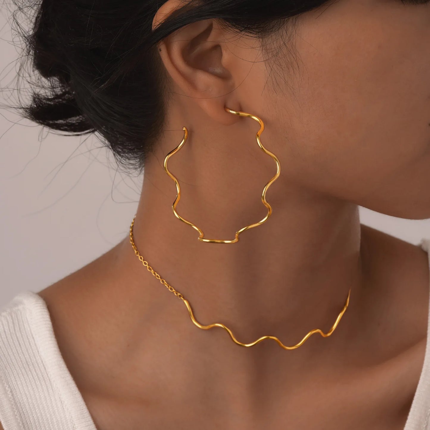 Wave rhythm choker necklace